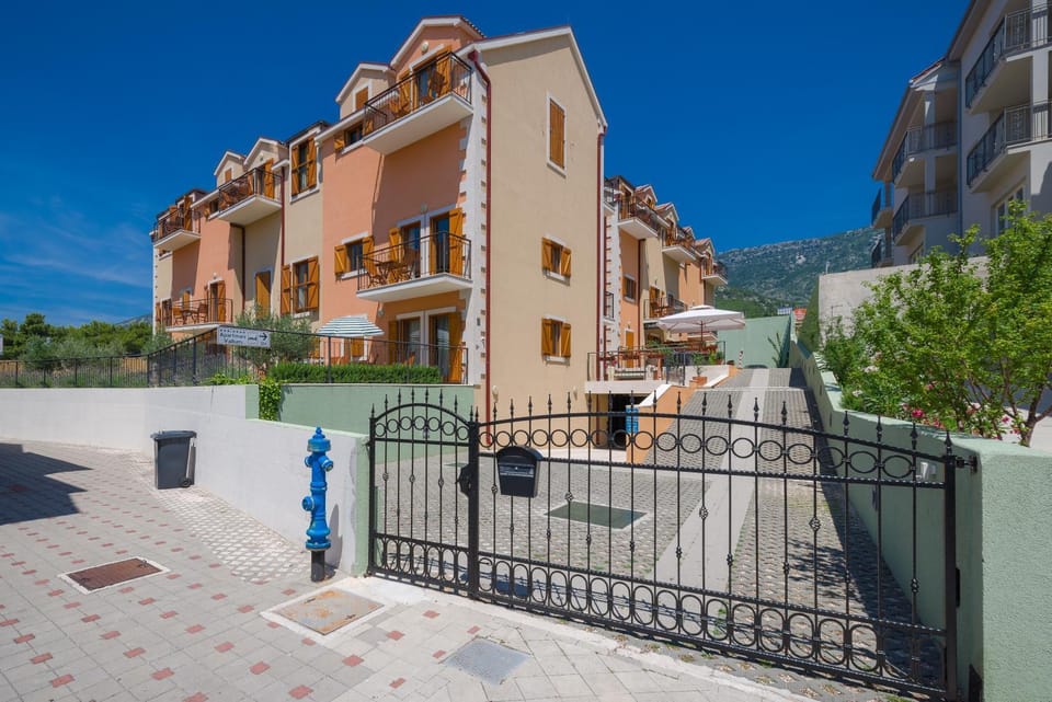 Property building, Facade/entrance, Day