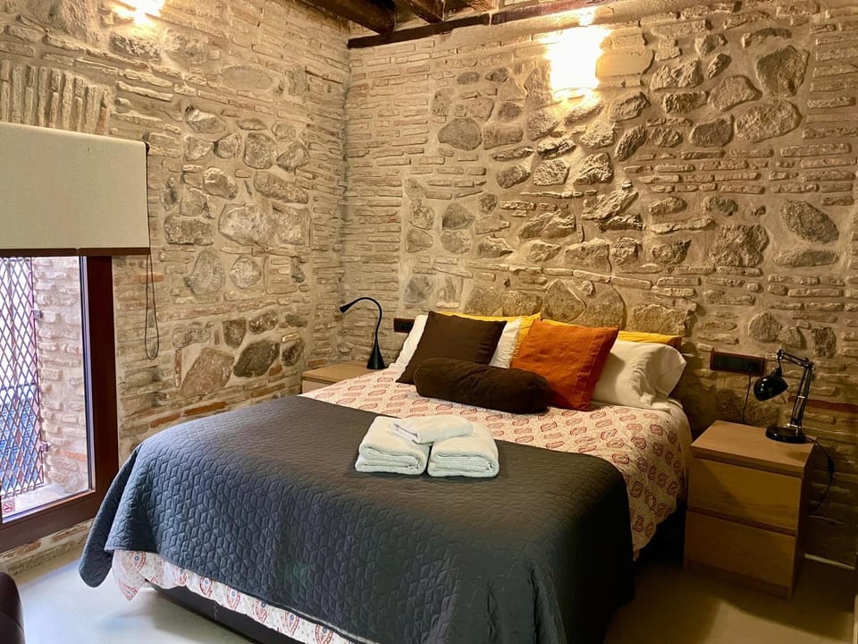 Bed, Bedroom, towels