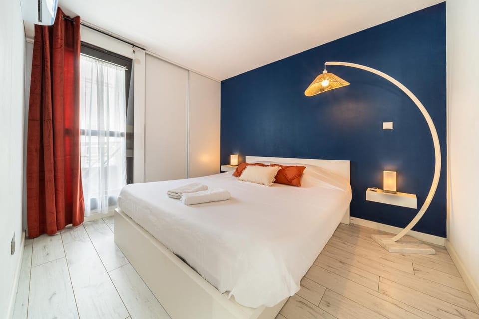 Photo of the whole room, Bedroom