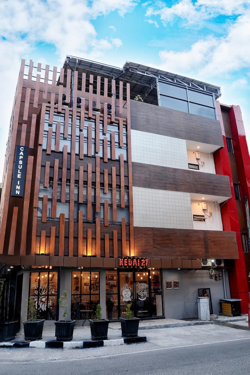 Property building, Facade/entrance, Day, City view, Location