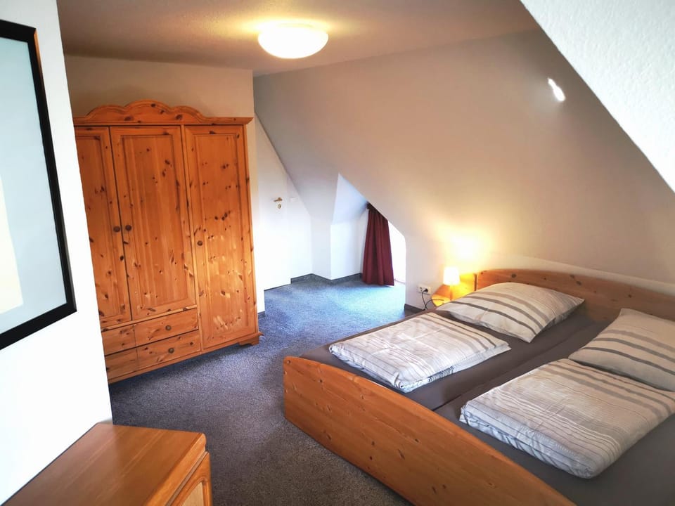 Bed, Photo of the whole room, Decorative detail, Bedroom
