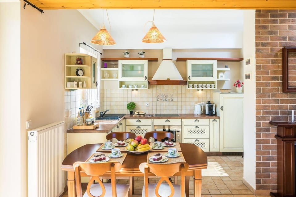 Kitchen or kitchenette, Dining area, stove