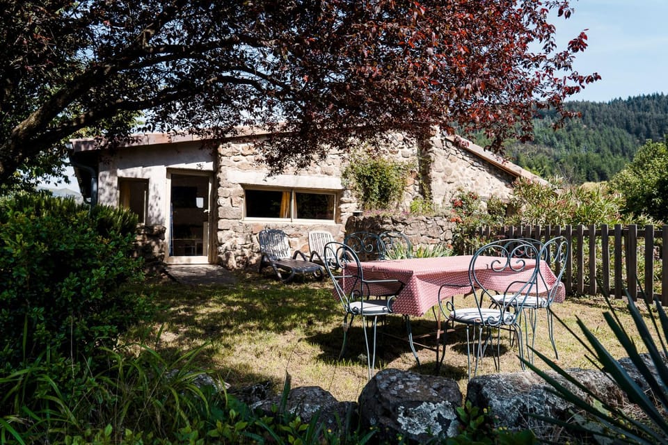Property building, Day, Natural landscape, Garden, Dining area, Garden view, Mountain view