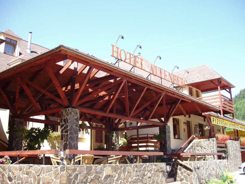 Facade/entrance, Balcony/Terrace