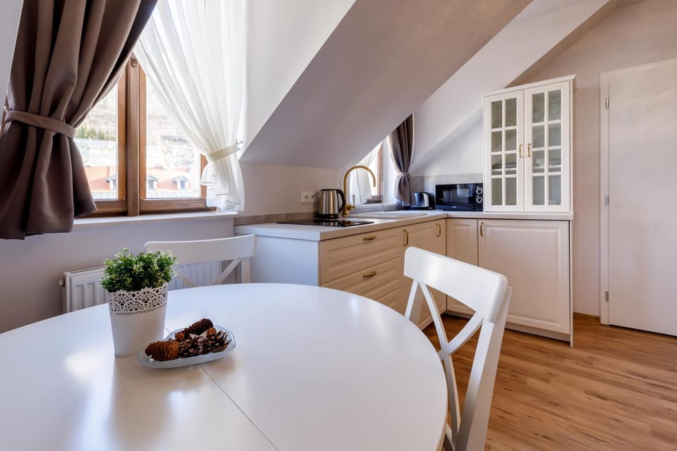 Coffee/tea facilities, Kitchen or kitchenette, Seating area, Dining area