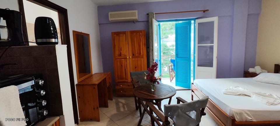 Bed, Kitchen or kitchenette, Photo of the whole room, Bedroom, oven, air conditioner