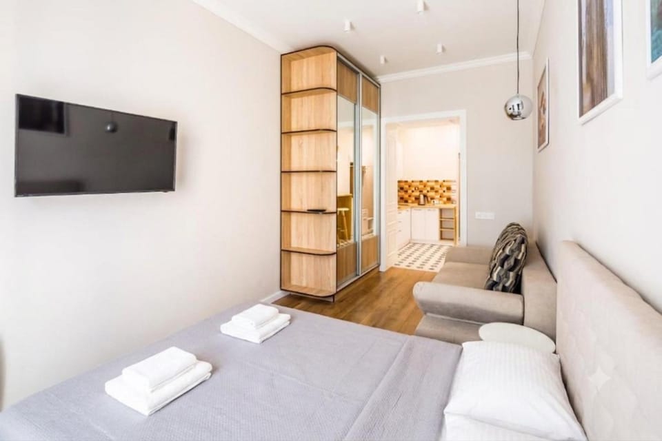 Bed, TV and multimedia, wardrobe