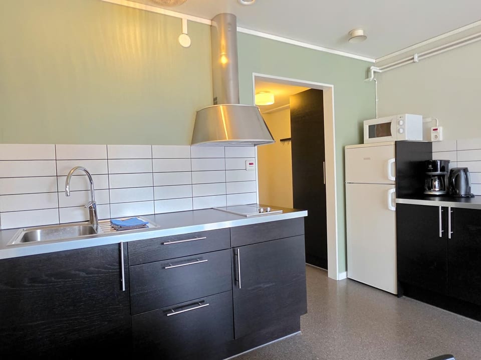 Coffee/tea facilities, Kitchen or kitchenette, stove