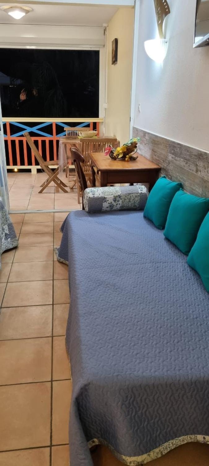 Studio charmant à Sainte-Anne de 25 m² avec terrasse et jardin. Apartment in Sainte-Anne