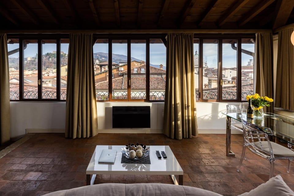 TV and multimedia, Seating area, Dining area