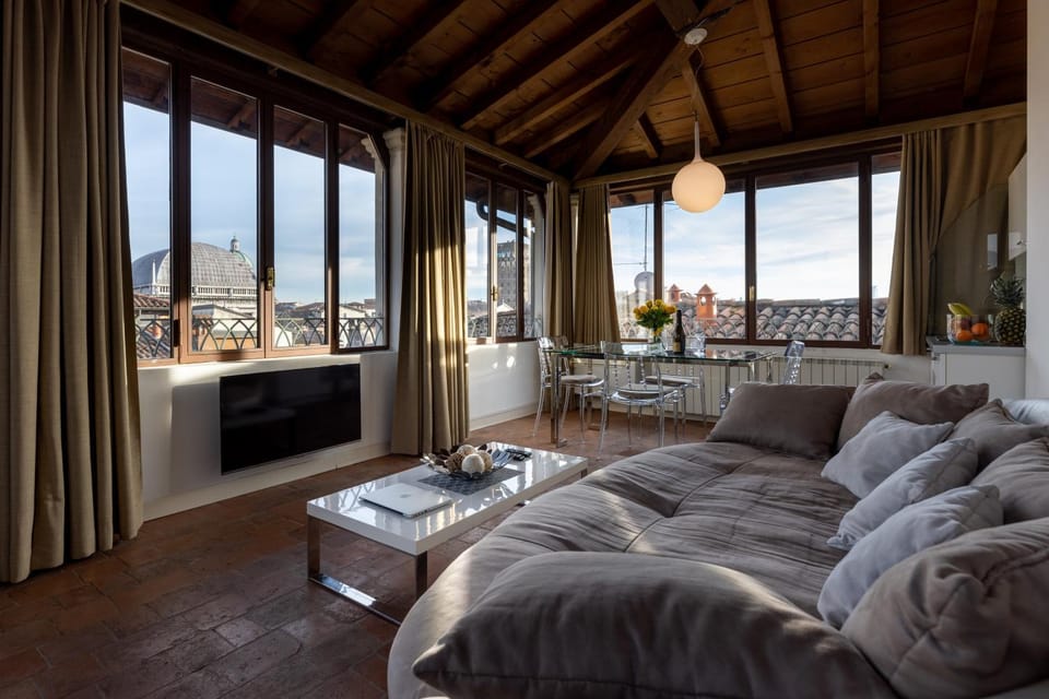 Communal lounge/ TV room, TV and multimedia, Living room, City view