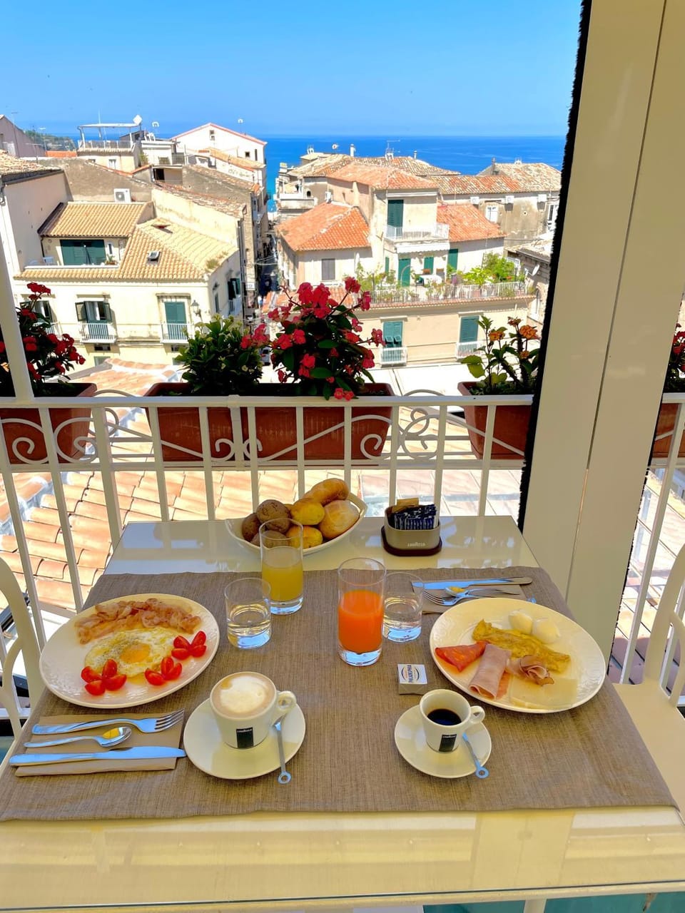 Balcony/Terrace, Food and drinks, Food, City view, Street view, Breakfast, Continental breakfast, Buffet breakfast