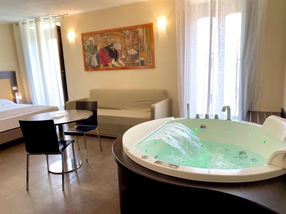 Hot Tub, Spa and wellness centre/facilities