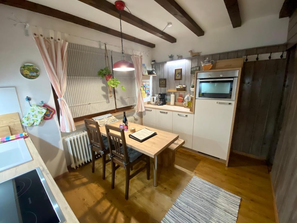 Kitchen or kitchenette, Dining area
