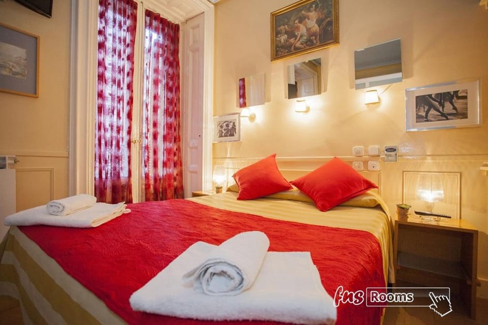 Bed, Photo of the whole room, Inner courtyard view