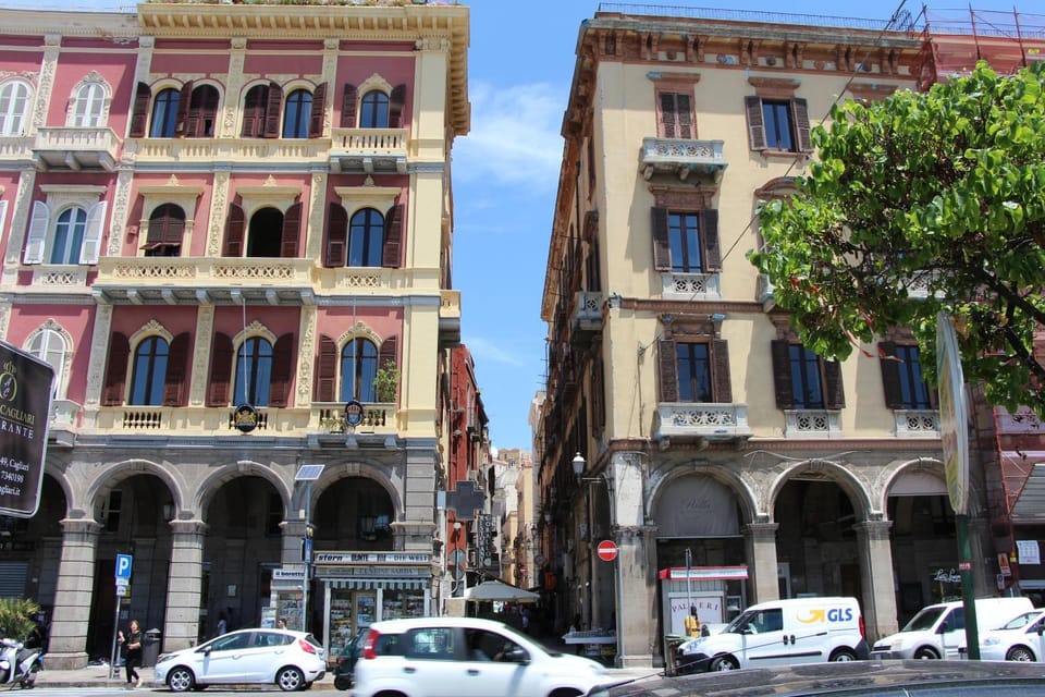 Property building, Restaurant/places to eat, Neighbourhood, Supermarket/grocery shop, Shopping Area