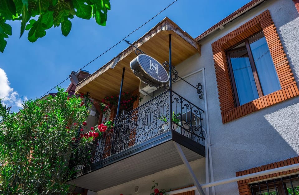 Facade/entrance, Property logo or sign, Balcony/Terrace