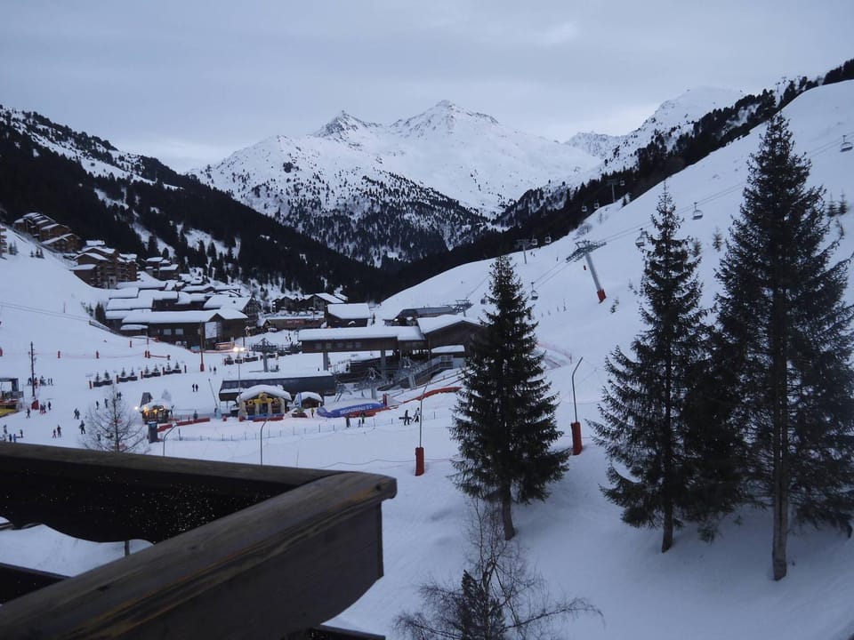 Bel appart T2 avec balcon proche pistes et commerces à Méribel Apartment in Les Allues