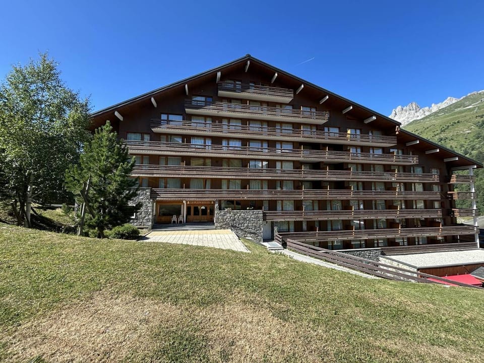 Bel appart T2 avec balcon proche pistes et commerces à Méribel Apartment in Les Allues