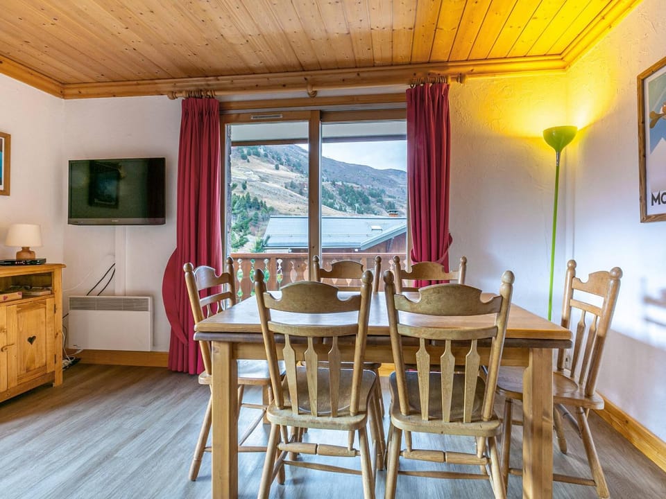 Appartement familial - 2 chambres, balcon, proche pistes, Méribel - FR-1-355-96 Apartment in Les Allues