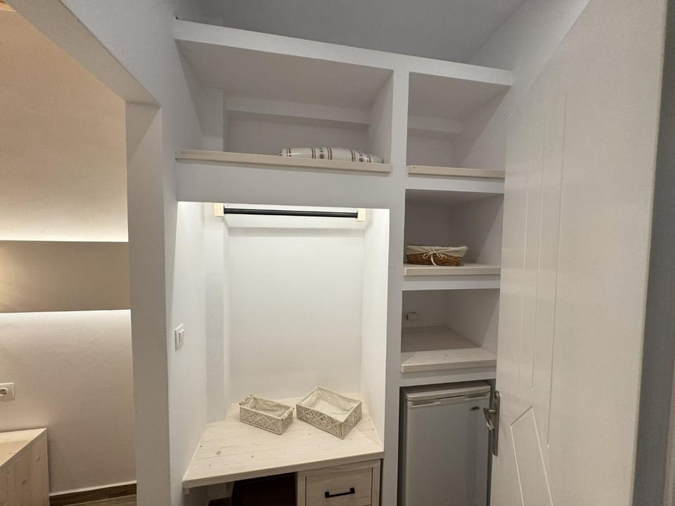 Photo of the whole room, locker, wardrobe
