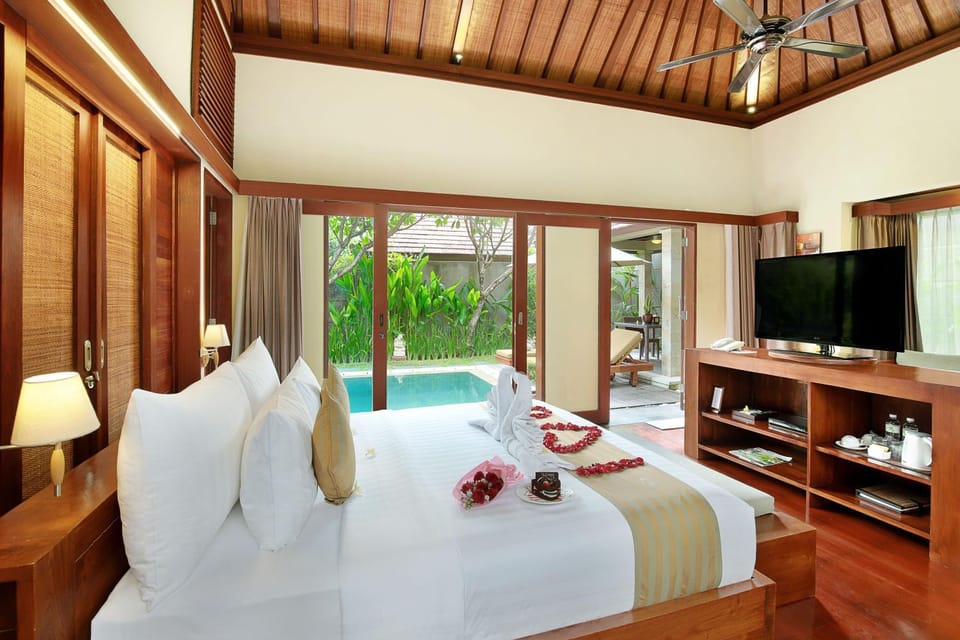 Bed, Decorative detail, Bedroom, Swimming pool