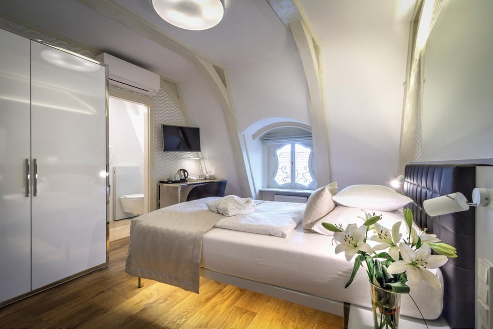 Bed, TV and multimedia, Photo of the whole room, wardrobe