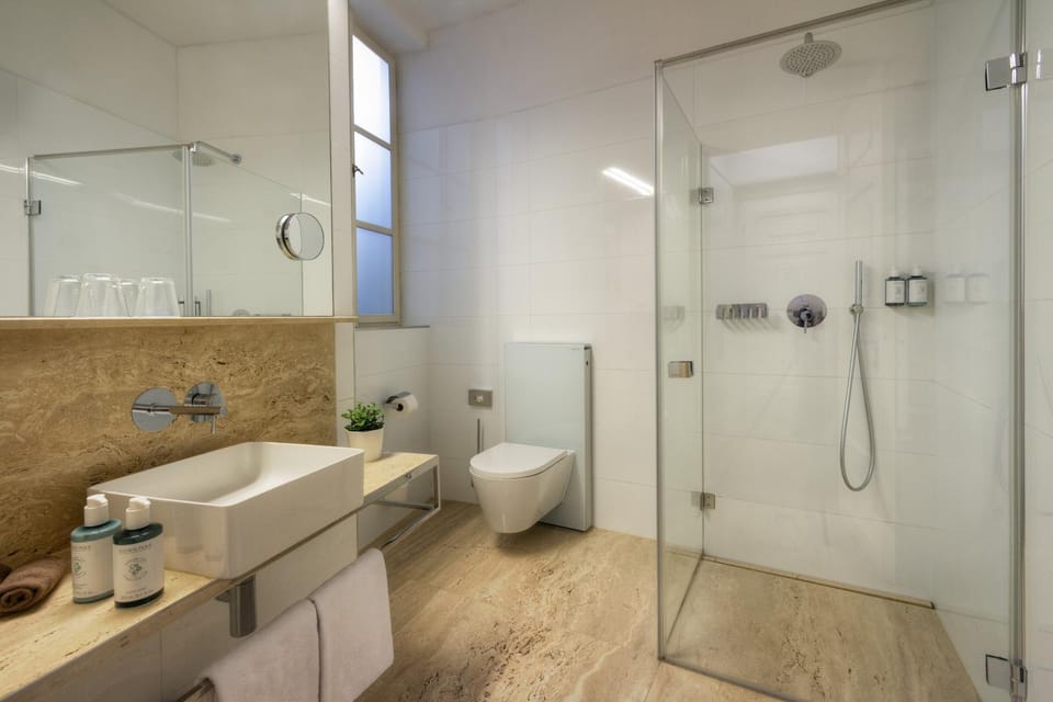 Shower, Toilet, Bathroom, towels