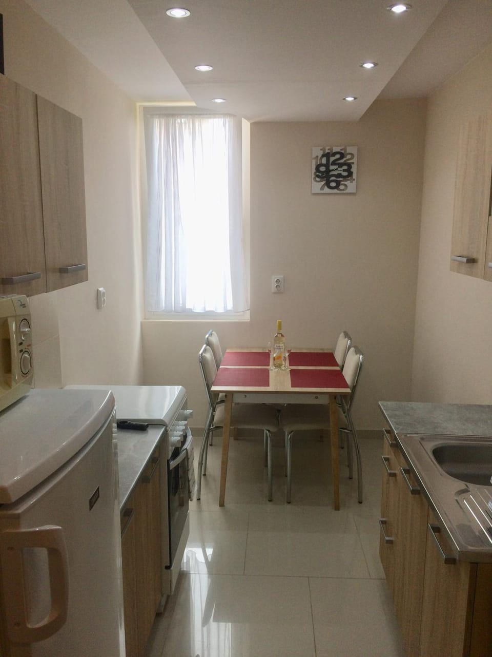 Kitchen or kitchenette, Dining area