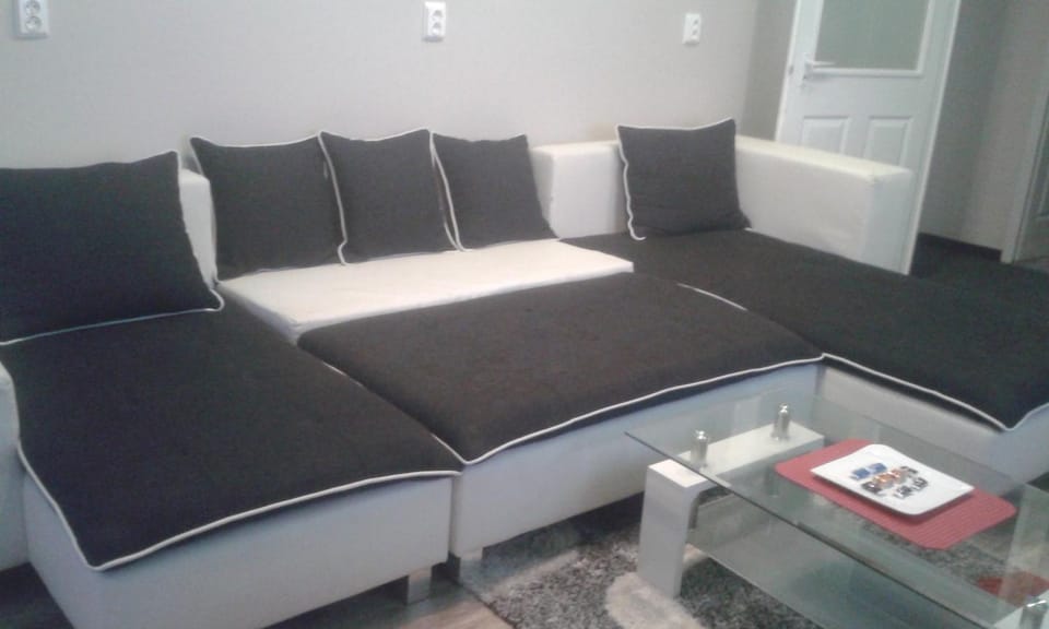 Bed, Living room