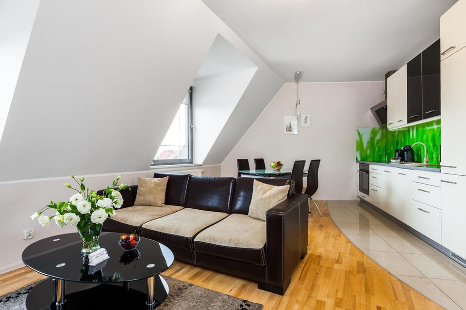 TV and multimedia, Kitchen or kitchenette, Living room, Seating area, Dining area