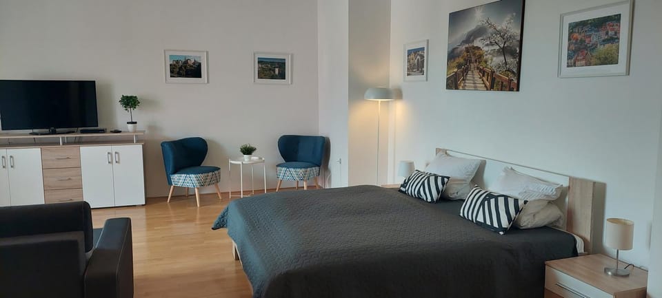 Property building, Bed, Bedroom