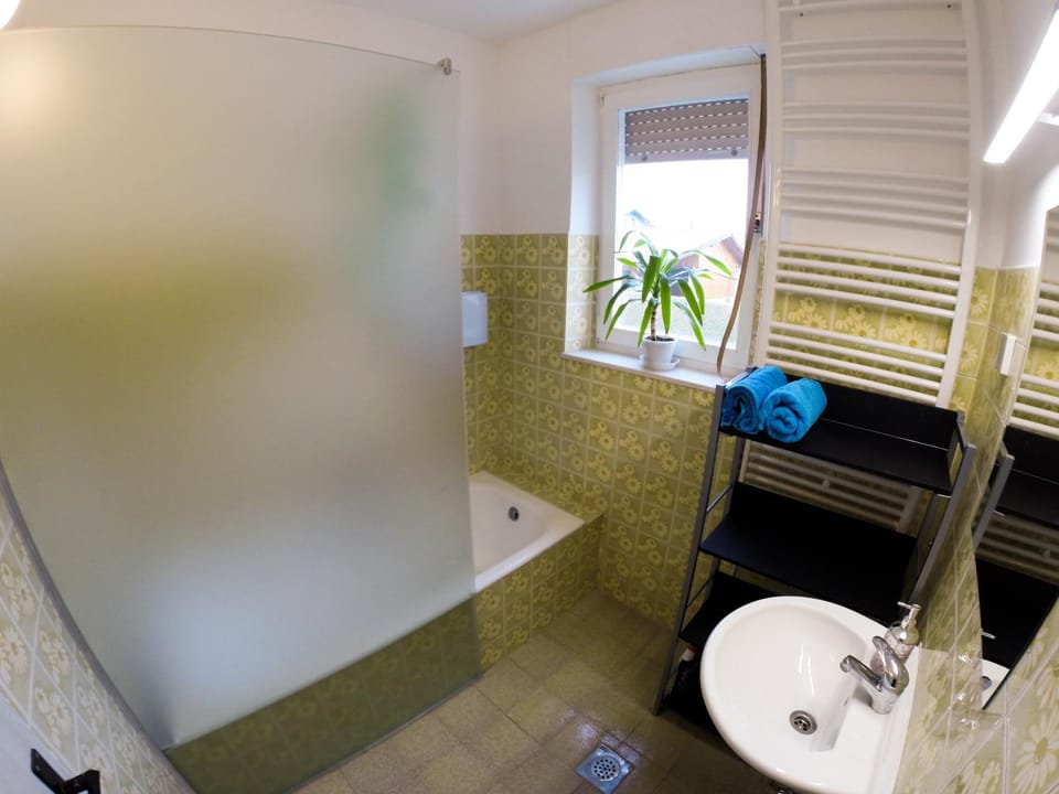 Shower, Toilet, Bathroom, Bath, towels