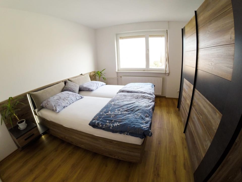 Bed, Photo of the whole room, Bedroom, internet, wardrobe