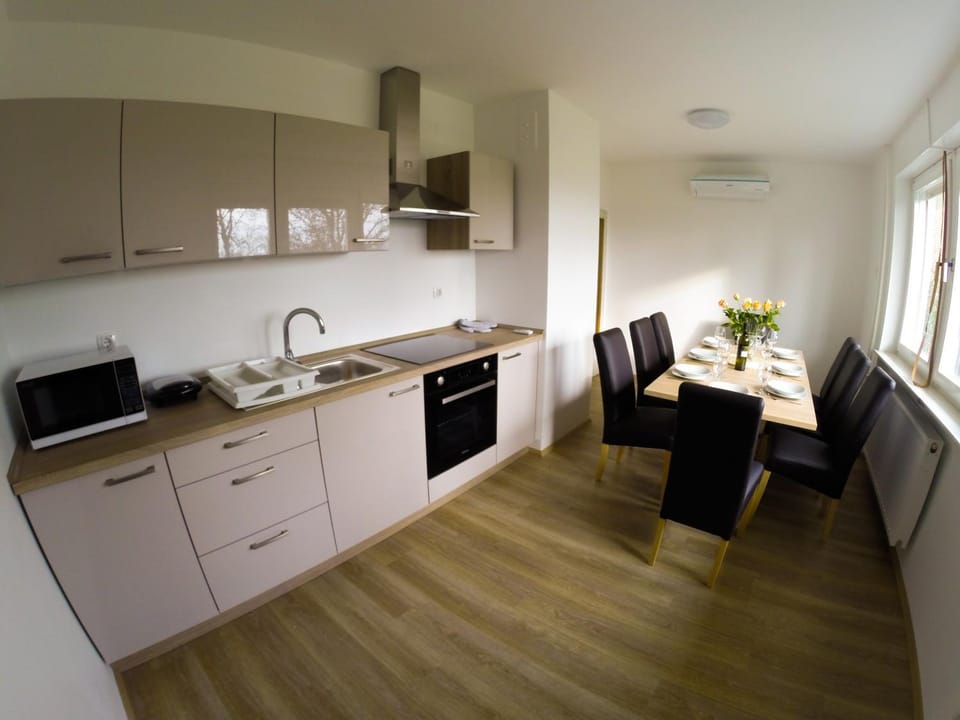 Kitchen or kitchenette, Decorative detail, Dining area, oven, pet friendly, stove, kitchen
