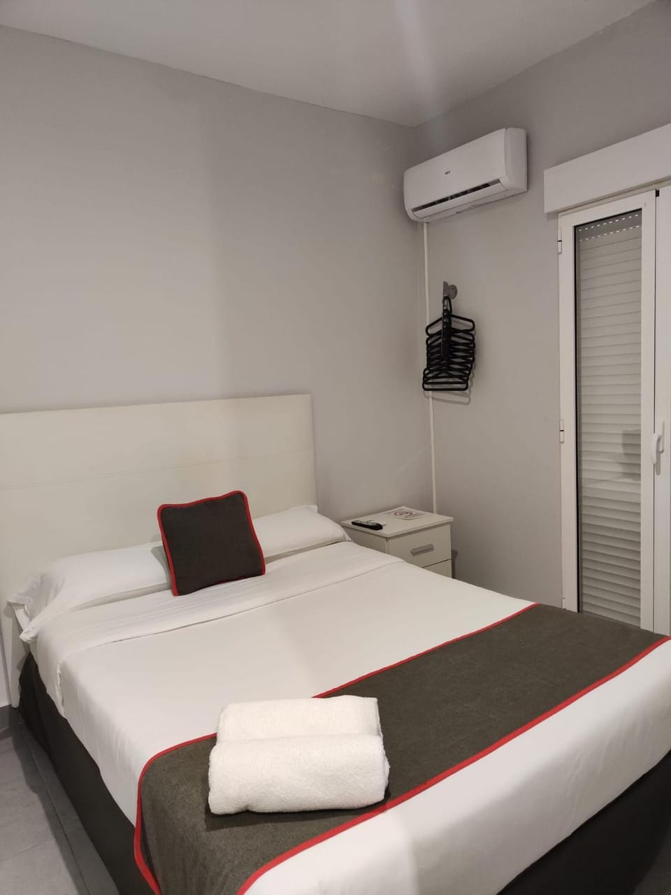 Bed, TV and multimedia, Balcony/Terrace, Photo of the whole room, Bedroom, towels, air conditioner
