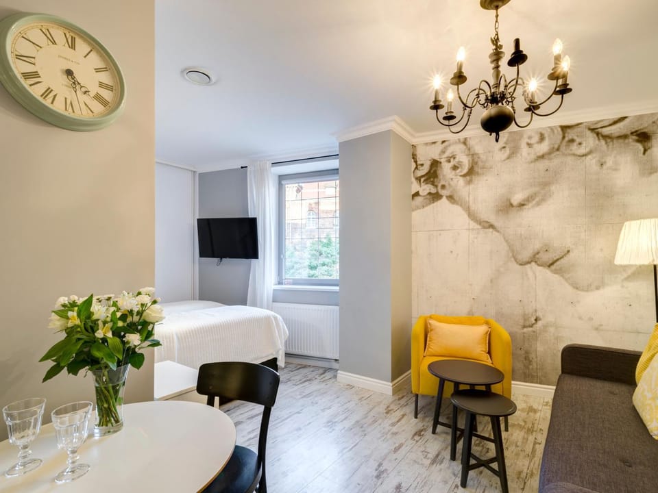 Bed, TV and multimedia, Living room, Decorative detail, Seating area, Bedroom