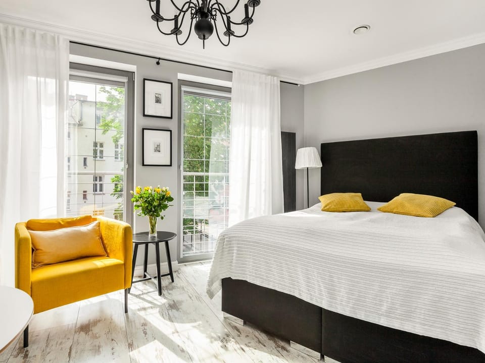 Bed, View (from property/room), Photo of the whole room, Decorative detail, Seating area, Bedroom
