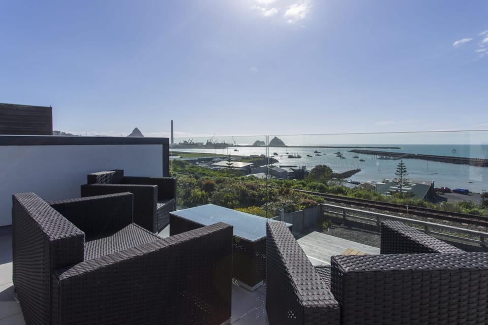 The Waterfront Escape - with panoramic sea views Villa in New Plymouth
