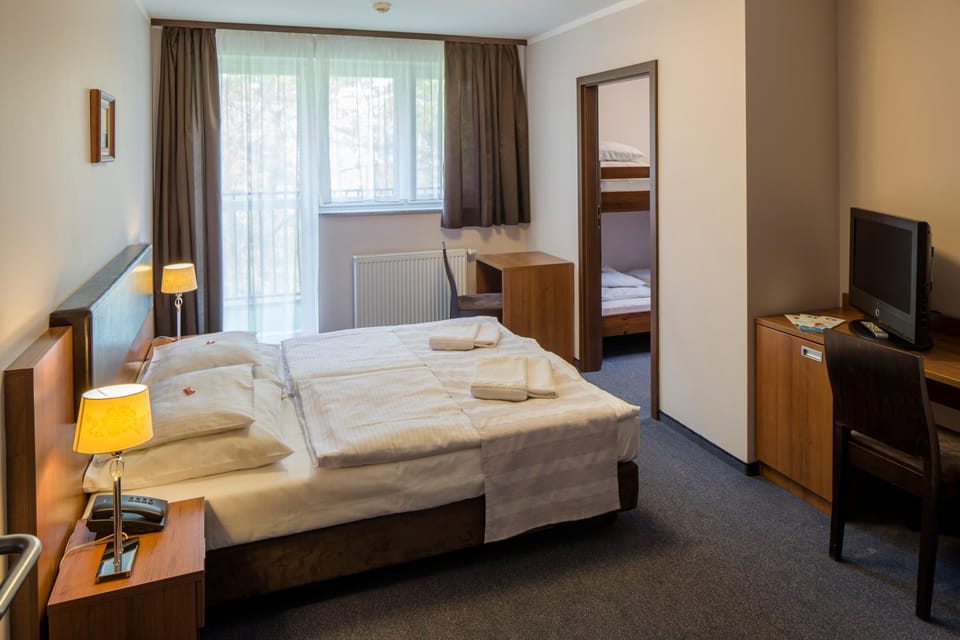 Bed, TV and multimedia, Photo of the whole room, Bedroom