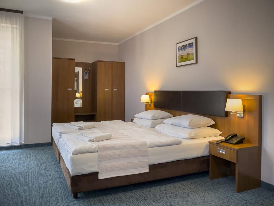 Bed, Photo of the whole room, Bedroom, towels