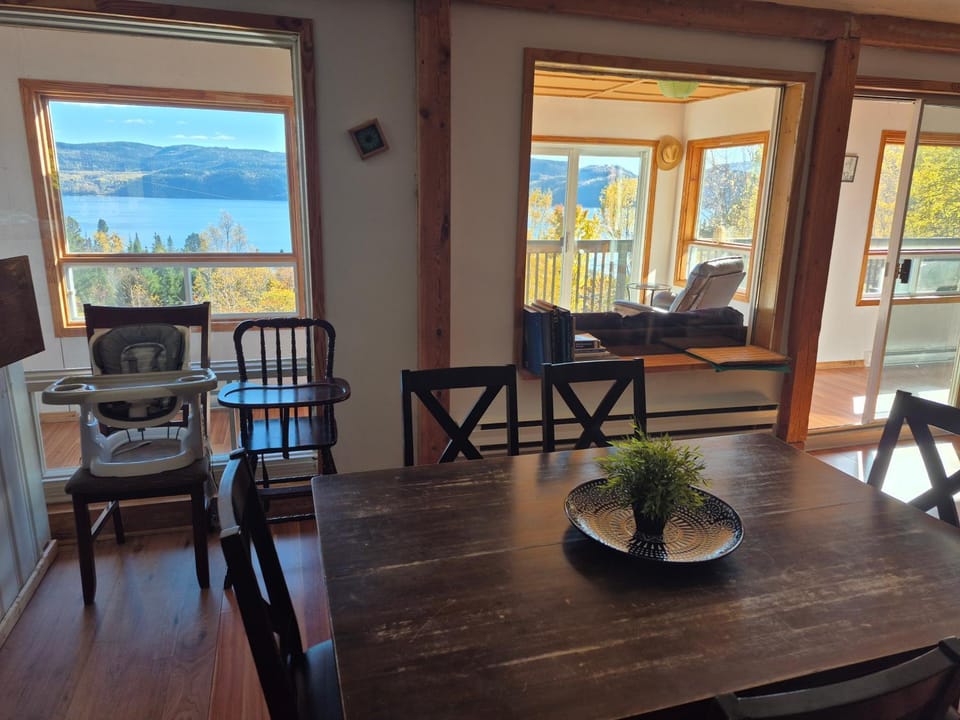 Villa de la Montagne VUE sur le Fjord House in Quebec