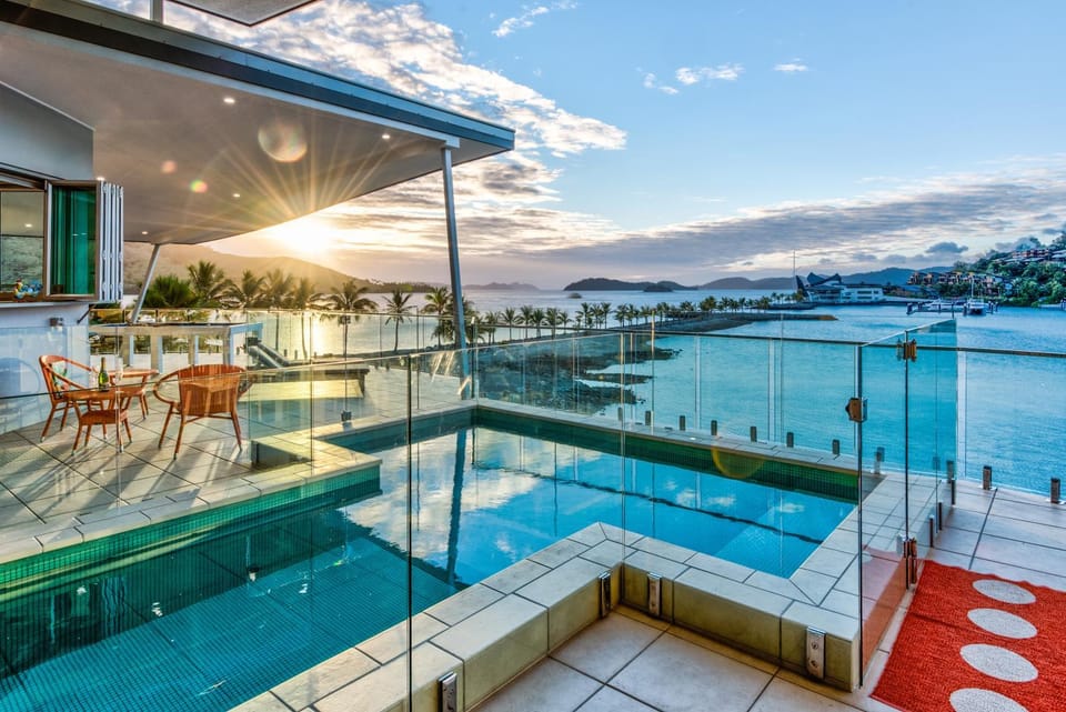Property building, Balcony/Terrace, Pool view, Swimming pool