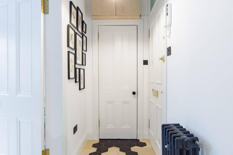 The Plywood Flat, Modern Style In A Traditional Tenement Apartment in Edinburgh