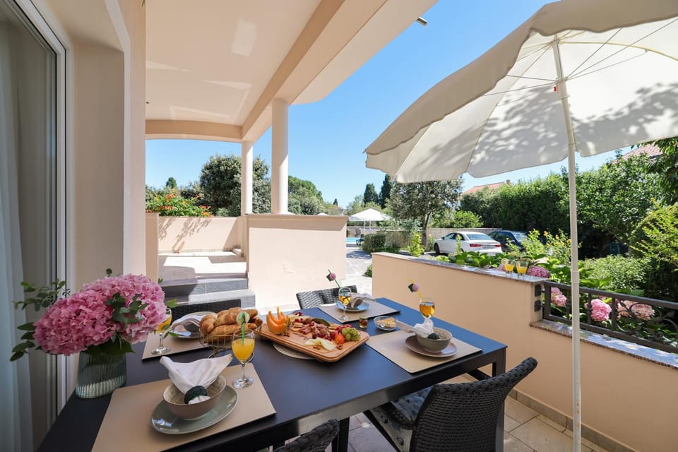 Garden, Balcony/Terrace, Seating area, Dining area, Food, Garden view, Drinks