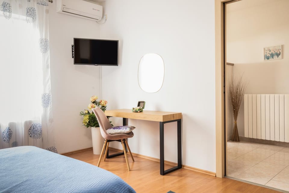 Seating area, Bedroom