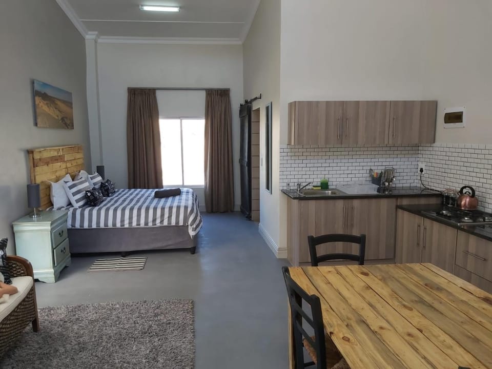 Kitchen or kitchenette, Dining area, Bedroom