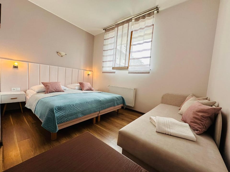 Bed, Photo of the whole room, Seating area, Bedroom, towels