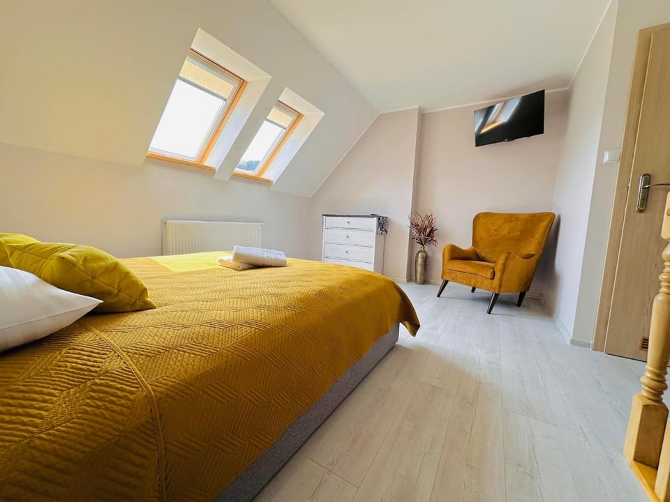 Toilet, Bed, TV and multimedia, Photo of the whole room, Seating area, Bedroom