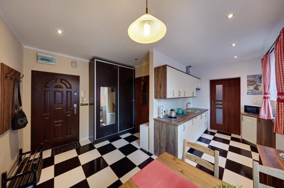 Kitchen or kitchenette, Dining area, oven, pet friendly, stove